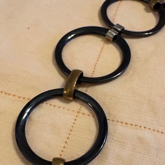 Elegant Black and Gold Circle Link Necklace - Picture 3 of 10